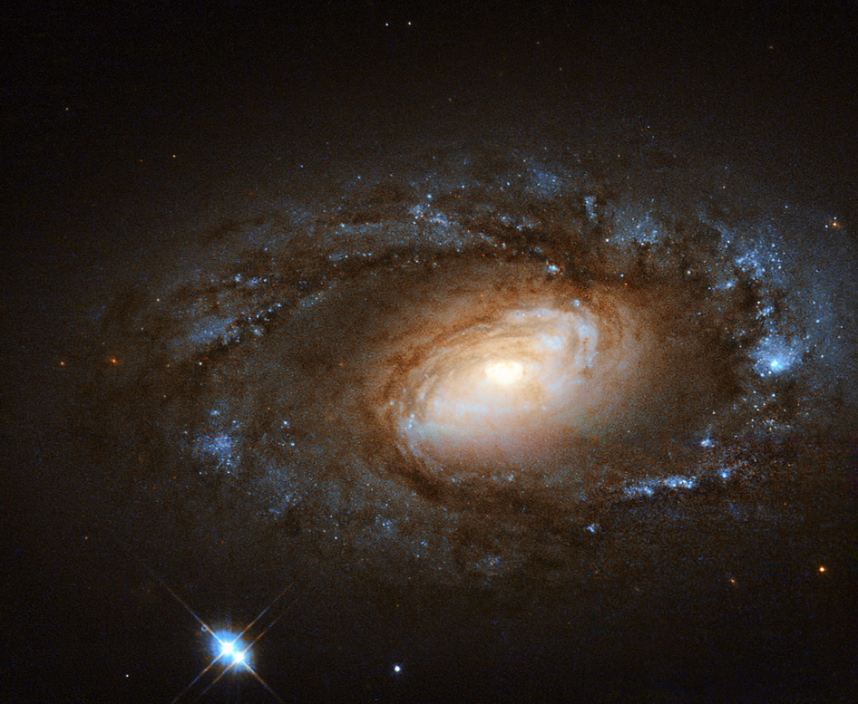 Хаббл шпионит за очаровательной спиральной галактикой