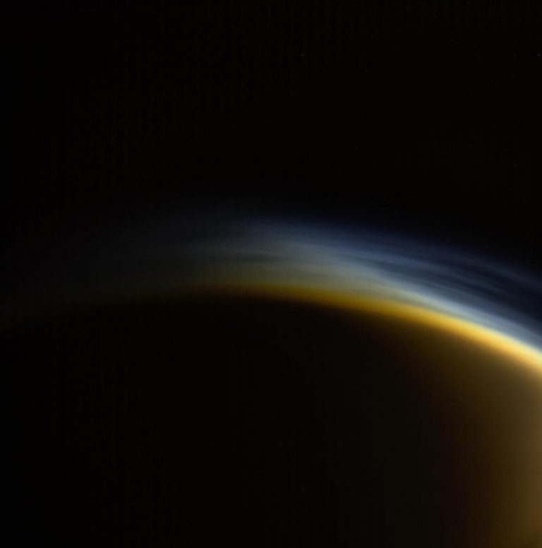 Шикарный полумесяц Титана на фото