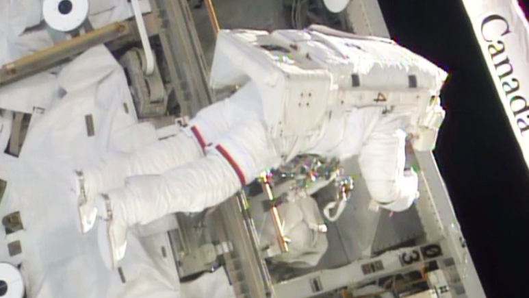 Астронавты устраняют неполадки за пределами МКС