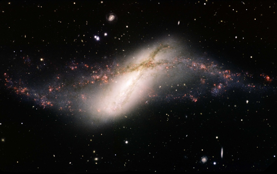 Кадр Дня: NGC 660 - редкий тип галактики
