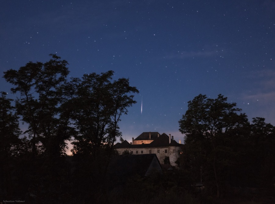 Живописное фото: метеорный поток Персеиды над Альбрехтсбергом (Albrechtsberg)