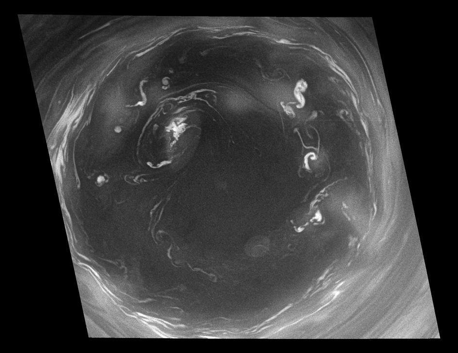 Cassini предоставил наиболее детальное изображение титанической бури Сатурна
