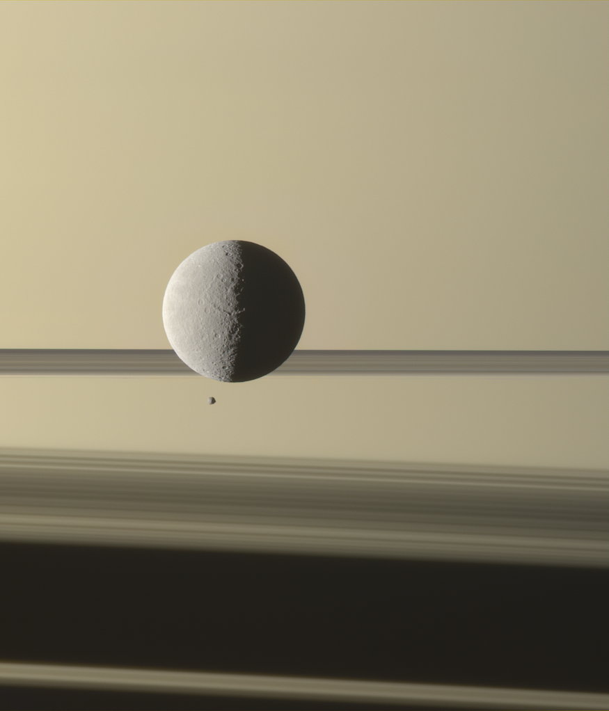Изображение ЕКА: луны Сатурна – Рея и Эпиметей