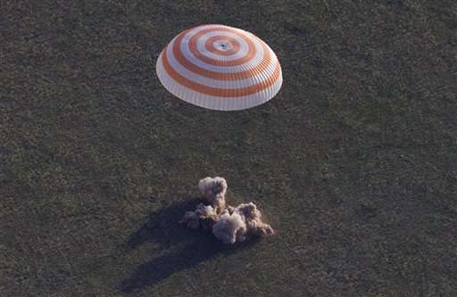 Трое астронавтов приземлились в Казахстане