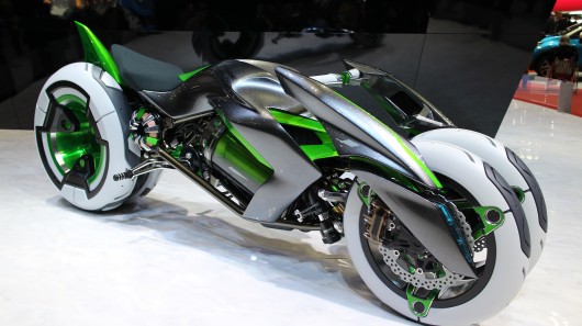 Компания Kawasaki представила трехколесную концепцию трансформирующего электротранспорта