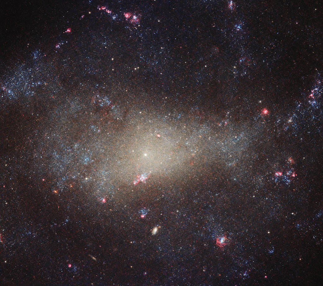 Тусклая галактика пытается выглядеть ярче