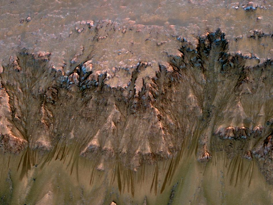 Марсианский разведывательный спутник обнаружил жидкую воду на Марсе
