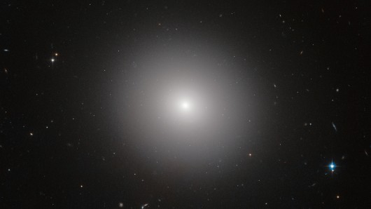 Хаббл и VLT объединились для раскрытия очередной тайны гигантских галактик