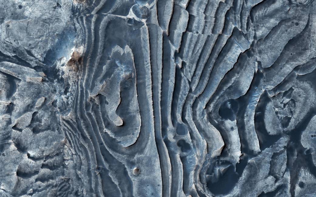  HiRISE показала "разрывы" грунта на Марсе