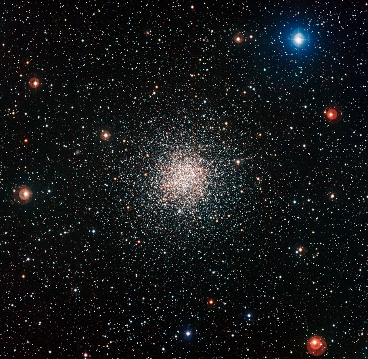 Фото: великолепное шаровое звёздное скопление NGC 6362 с вечно молодыми звёздами