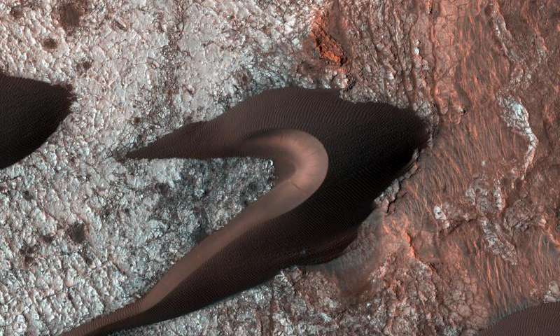 Орбитальный аппарат рассматривает поверхностные трещины Марса