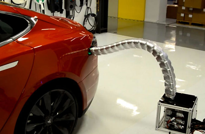 Прототип змеевидной зарядки для автомобилей Tesla Model S