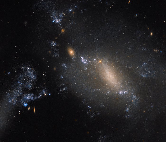 Странный взаимодействующий тандем галактик