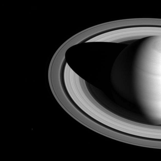 Тень Сатурна закрыла часть колец