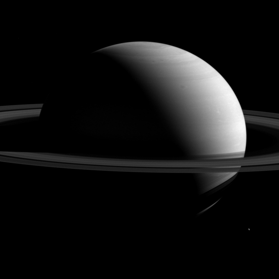 Гигант-Сатурн и кроха-Тефия