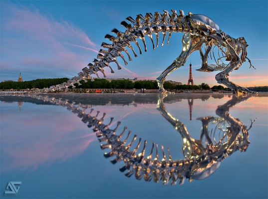 В Париже на Сене появился скелет динозавра