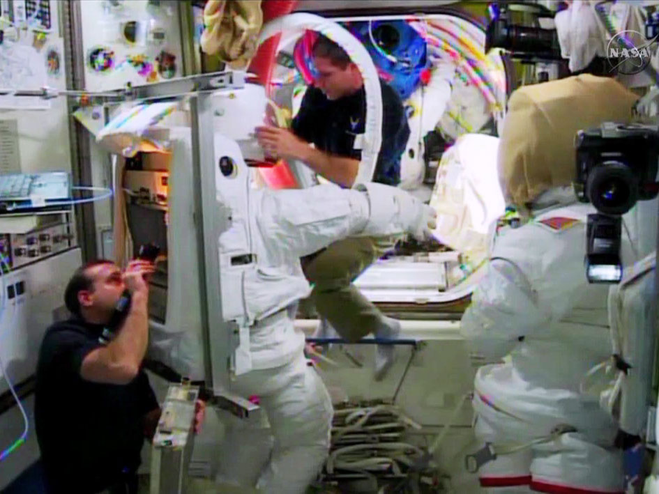 Два космонавта готовятся к выходу в открытый космос