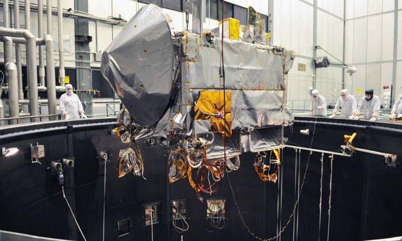 Космический аппарат OSIRIS-REx проходит испытания в тепловой вакуумной камере