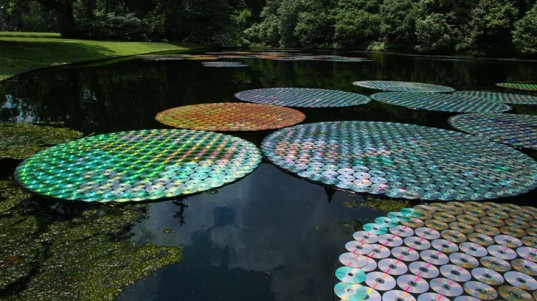 Дизайнер Брюс Манро создал водяные лилии из CD-дисков