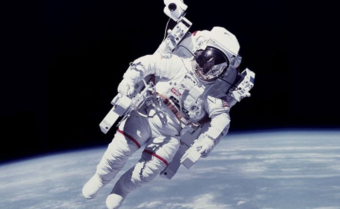 Костюм космонавтов оборудуют тревожной кнопкой 