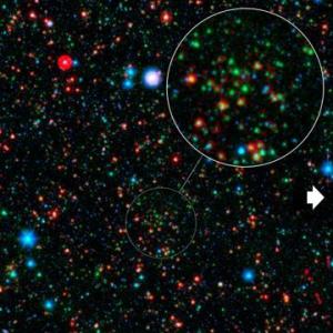Древний галактический кластер до сих пор формирует звезды
