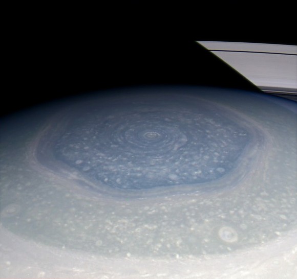 Странный шестиугольник Сатурна