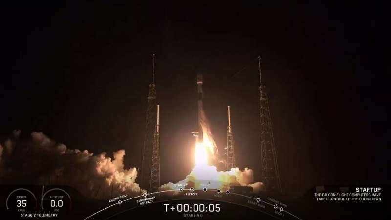 SpaceX запустил первые 60 интернет-спутников
