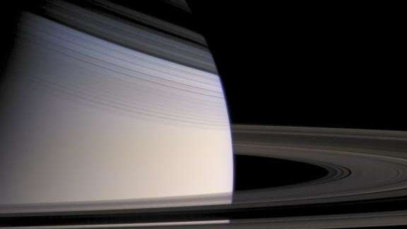 Зимой кольца делают Сатурн более темным, голубым и менее туманным