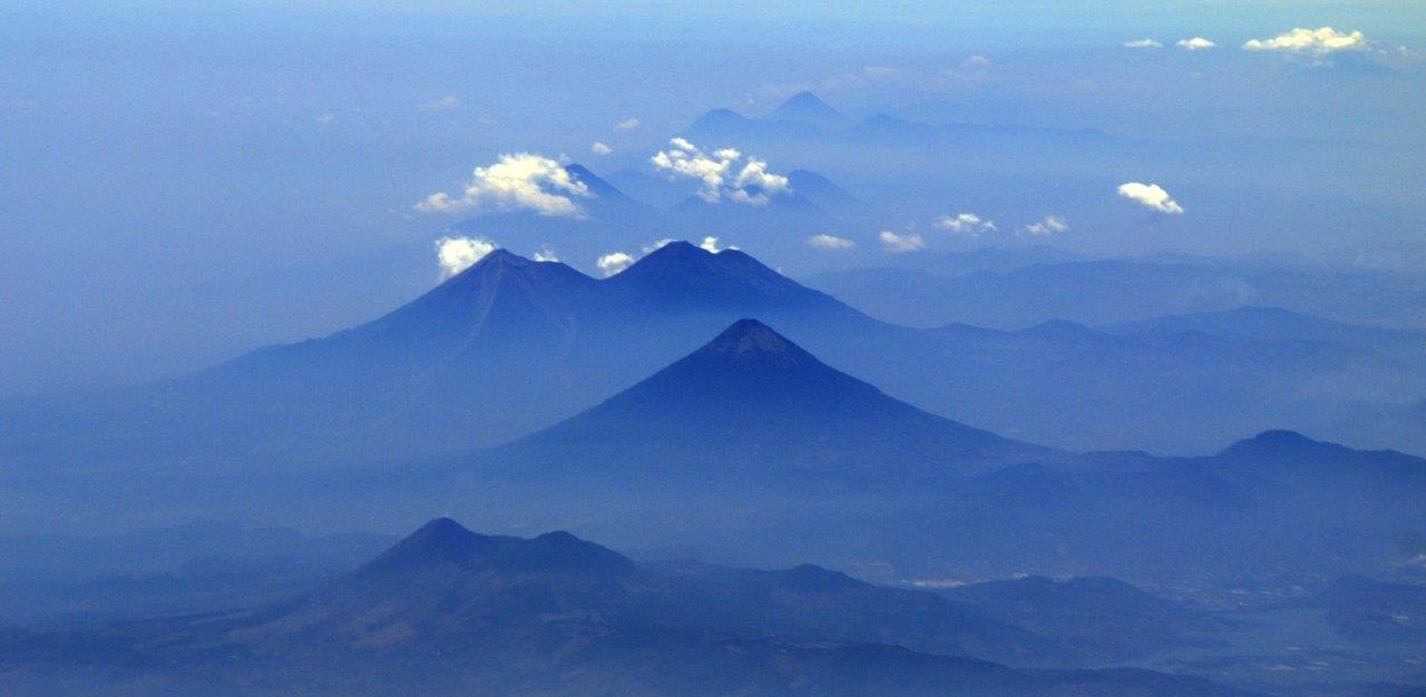 Вулканы Гватемалы позируют для исследовательских миссий НАСА