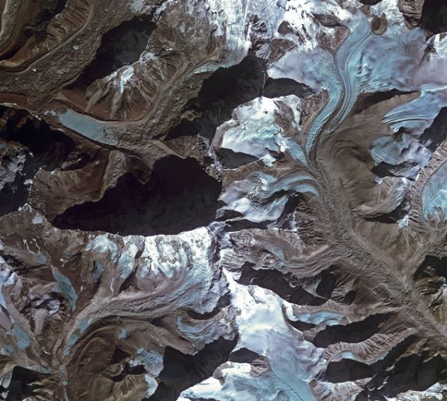 Спутник запечатлел часть горного хребта Гималаев, окутанного ледниками