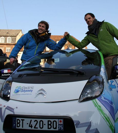 Французы завершили мировое путешествие на электромобиле