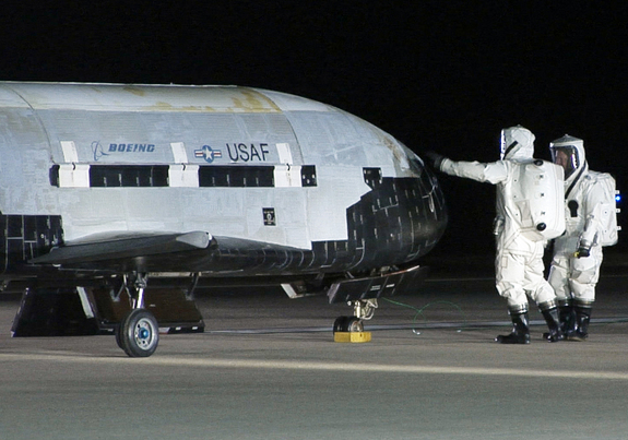 Секретный военно-космический самолет X-37B  может приземлиться в Калифорнии во вторник