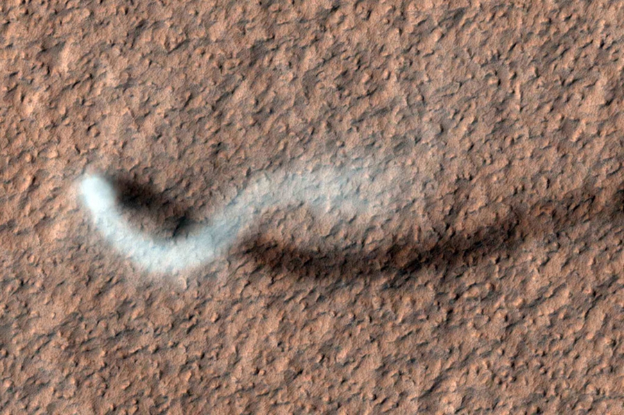 Mars orbiter словил песчаного демона 
