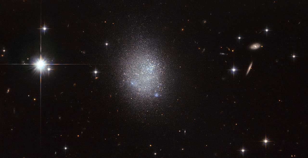 Фото дня: неправильная компактная галактика UGC 11411 от «Хаббла»