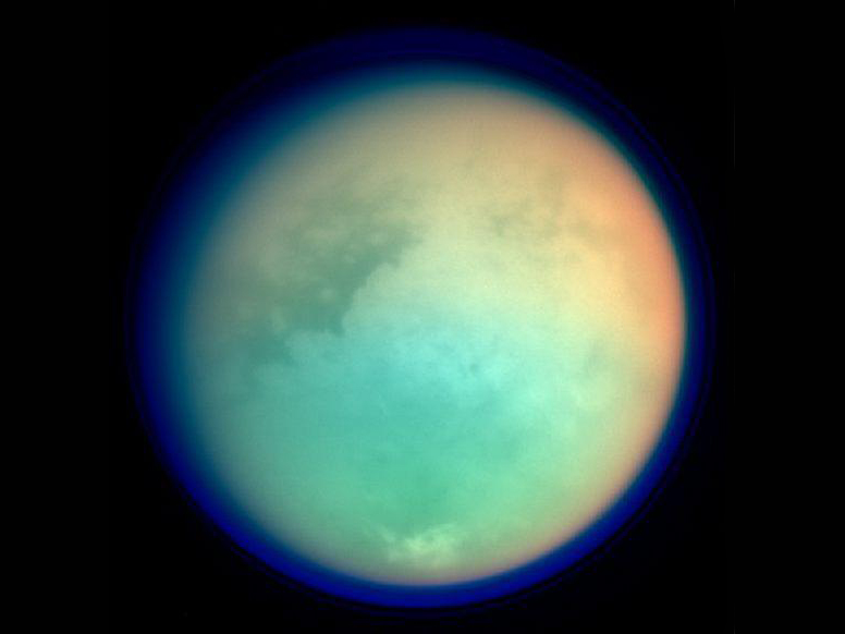 Титан мог быть планетарной боксёрской грушей