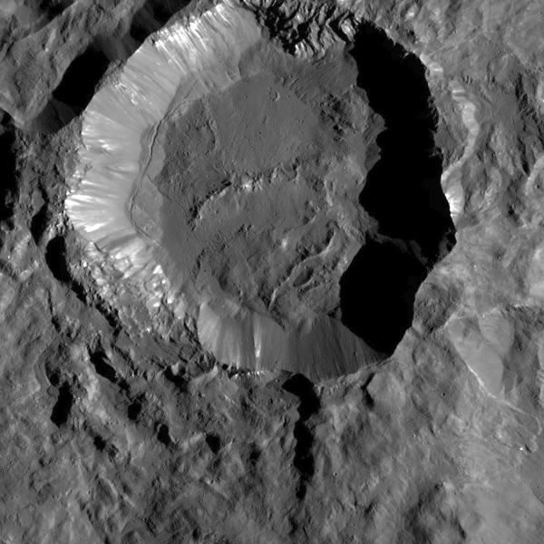 Полет над величественным кратером на Церере