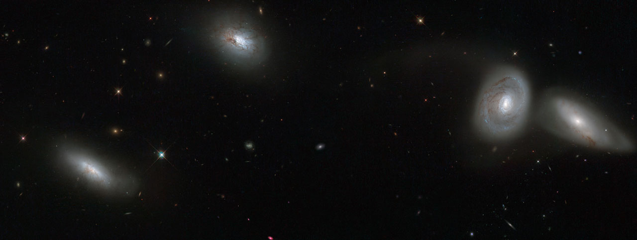 Телескоп «Хаббл» наблюдает странный космический квартет