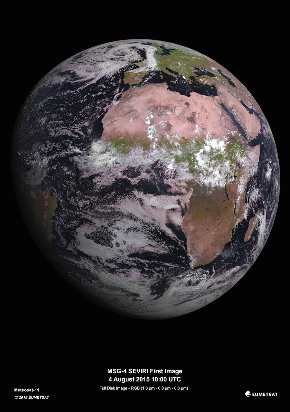 Планета Земля светится на первом снимке метеорологического спутника из космоса