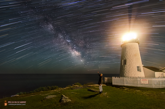 Звездные следы и Млечный Путь, светящиеся над маяком, на восхитительном фото