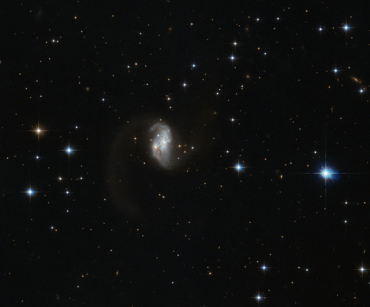 Галактика в виде червя от "Хаббла"
