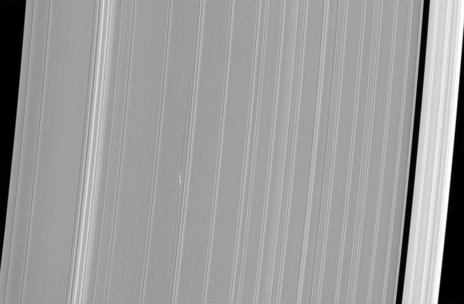 Фото: скрытые луны Сатурна