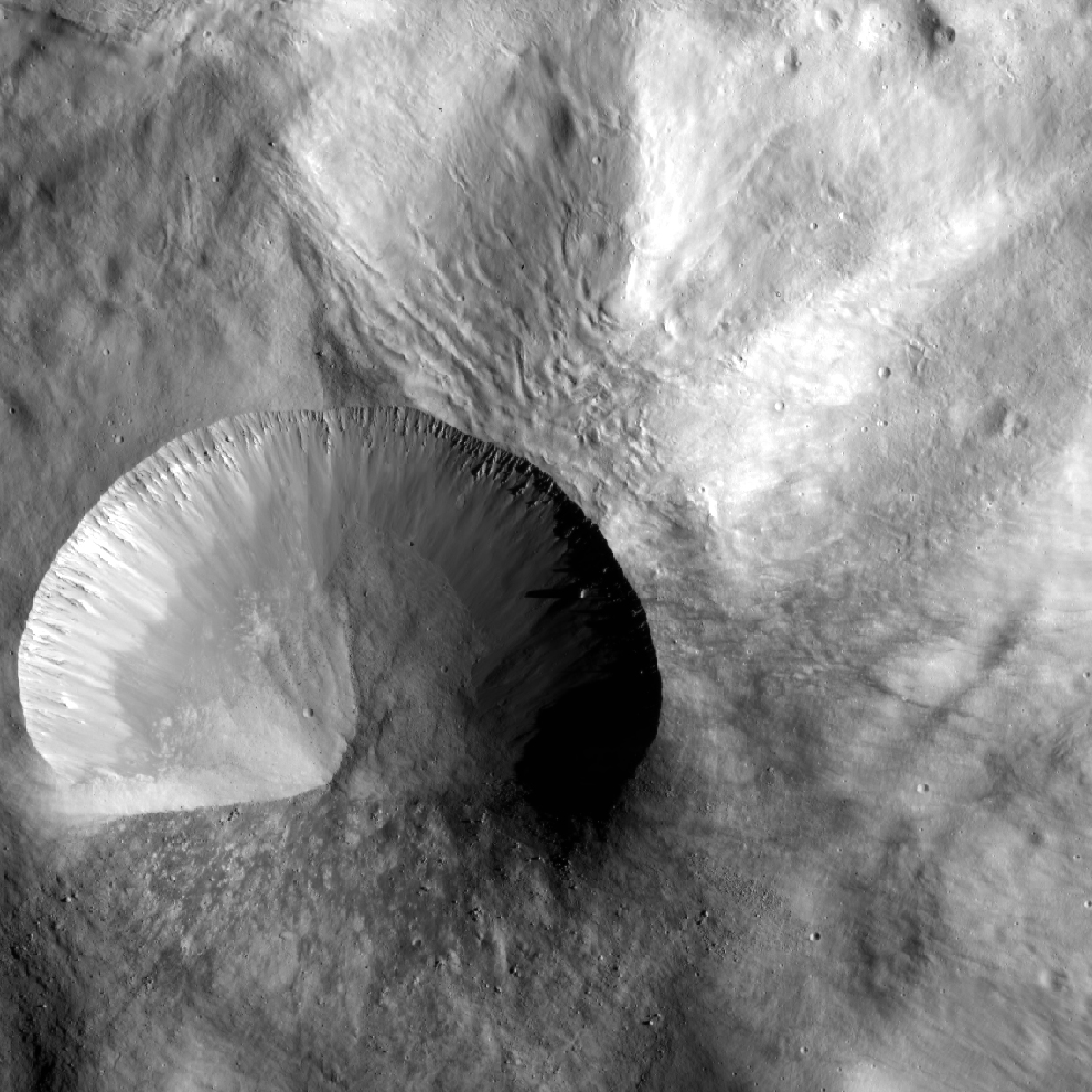 КА "Рассвет" показывает молодой кратер на Весте крупным планом