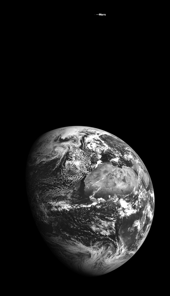 Земля и Марс на одном снимке с лунной орбиты