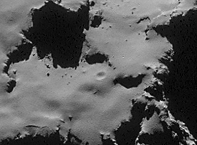 NAVCAM фотографирует необычную впадину на комете 67Р