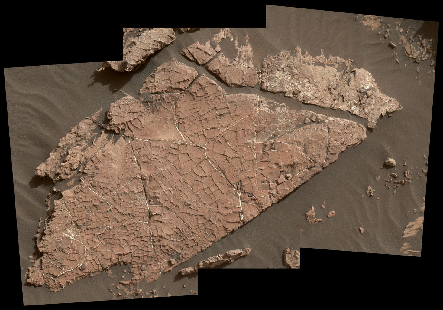 Curiosity исследует трещины на Марсе