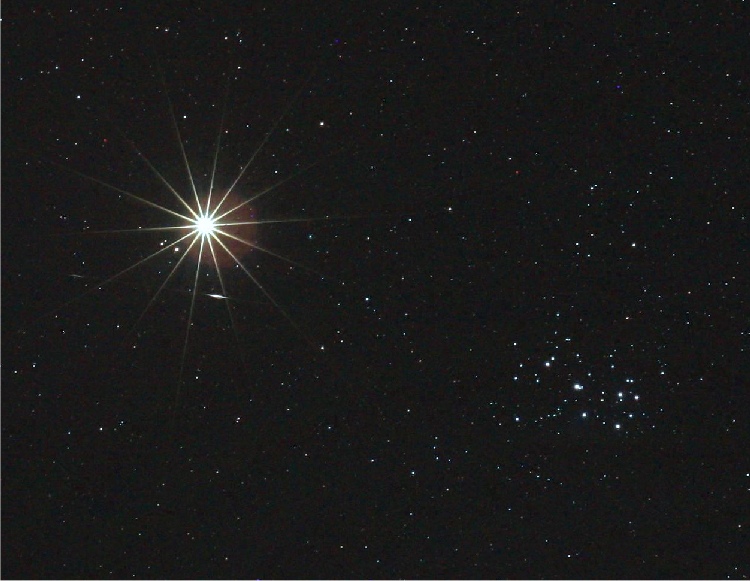 Венера, Плеяды и яркий метеор от астрофотографа 
