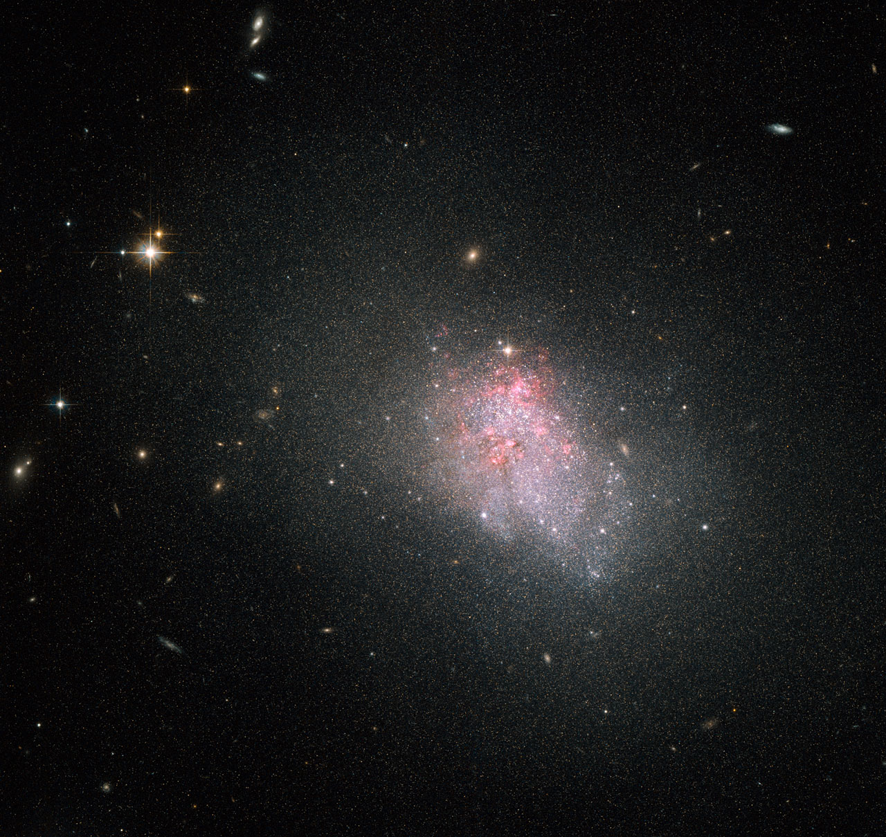 Космический телескоп «Хаббл»: завораживающее фото компактной карликовой галактики