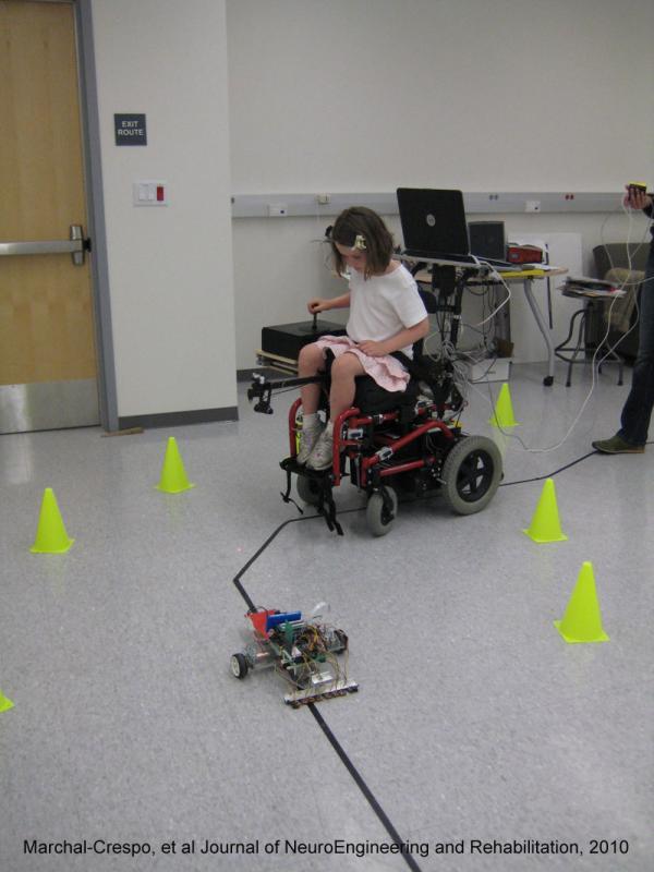 Обучающий робот помогает инвалидам