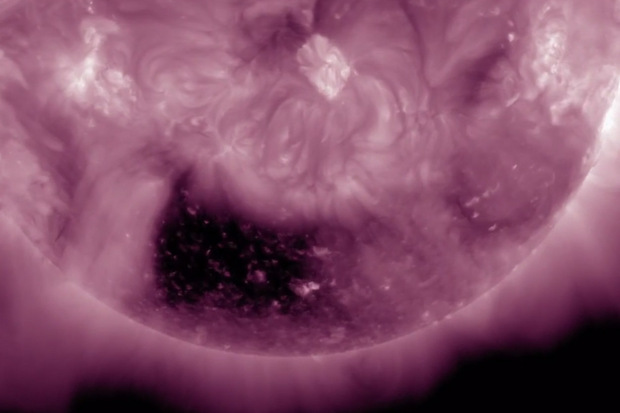 NASA обнаружило квадратную дыру на Солнце