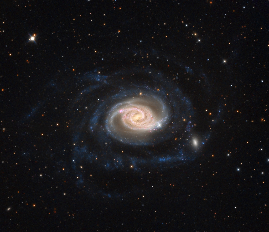 Очаровательна спиральная галактика со своей подружкой